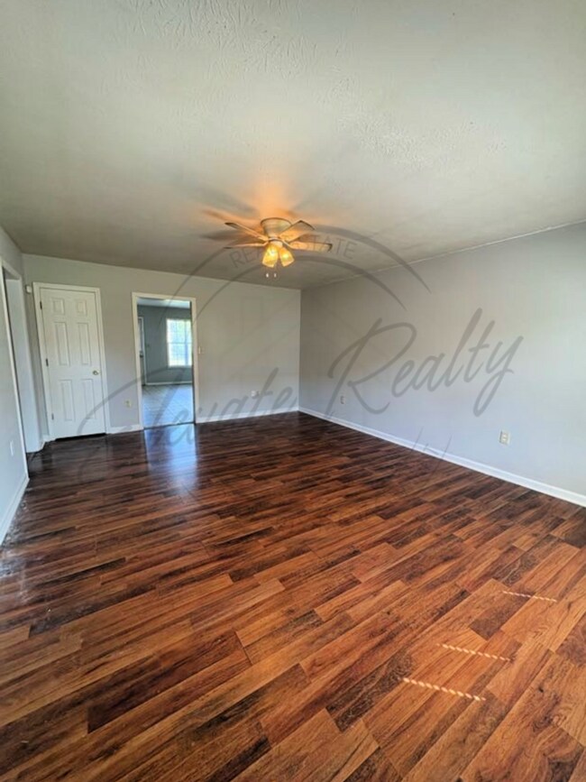 Foto del edificio - Three Bedroom Ranch with Appliances in Col...