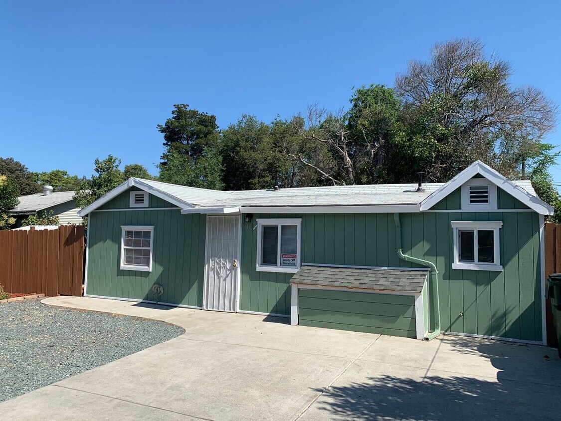 Foto principal - Tucked Away Antioch Home!