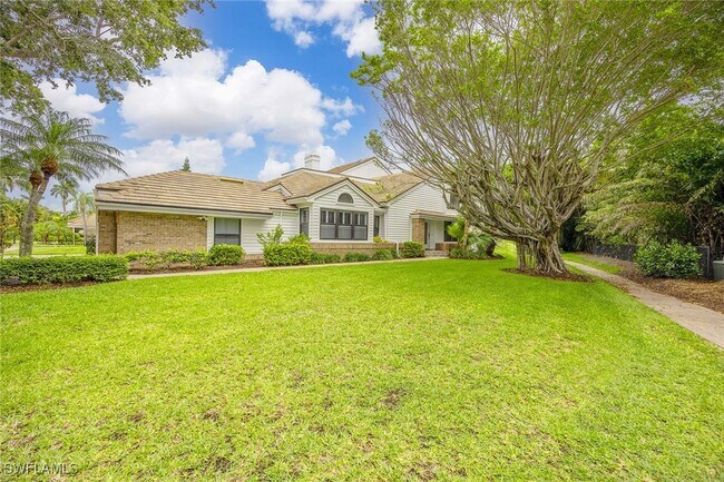 Foto del edificio - 571 Park Shore Dr