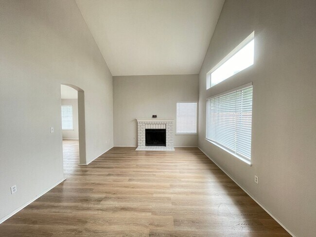 Foto del edificio - Beautiful 3 Bed 2.5 Bath Home with SOLAR i...