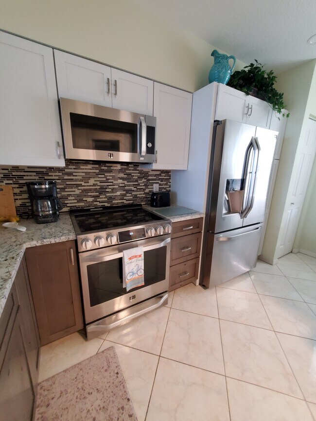 stainless steel & granite kitchen - 2625 Terra Ceia Bay Blvd