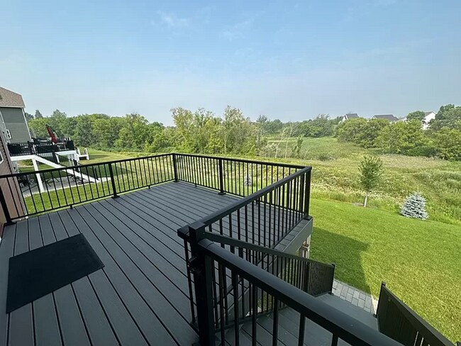 Foto del edificio - Gorgeous 5 Bedroom, 3.5 Bath Single Family Home w/Sun Deck!