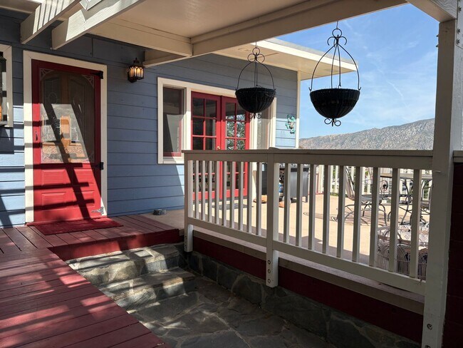 Foto del edificio - Views! Enchanting 2+1 Artists Retreat Nestled in Tujunga Hillsides