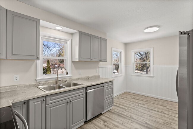 Foto del edificio - Beautiful 3bd upper duplex on large lot in Maple Grove avail March 01