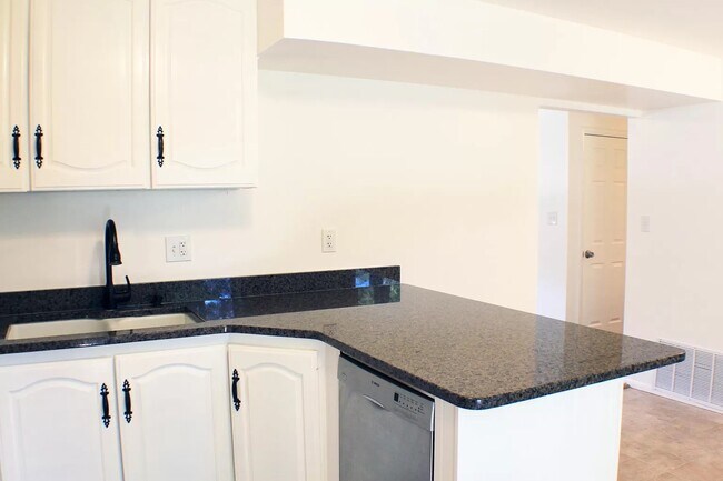 Building Photo - 592 N 300 W