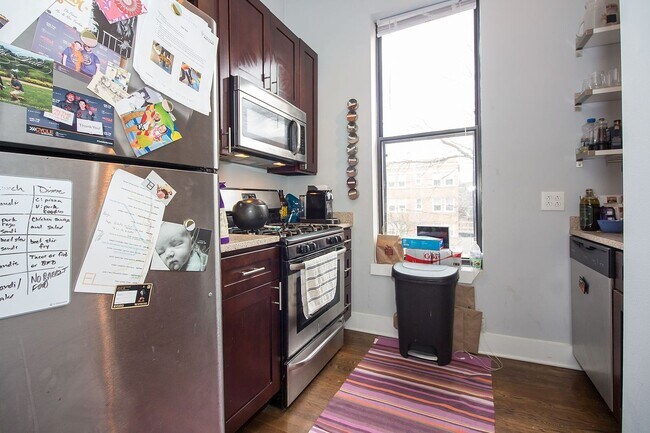 Foto del edificio - 2 Bedroom in Ukrainian Village /West Town / Noble Square - June 16th