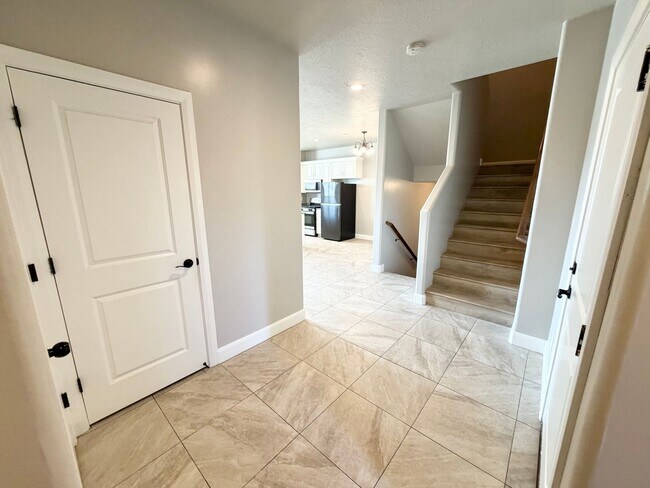 Building Photo - Creekside Townhome in Washington
