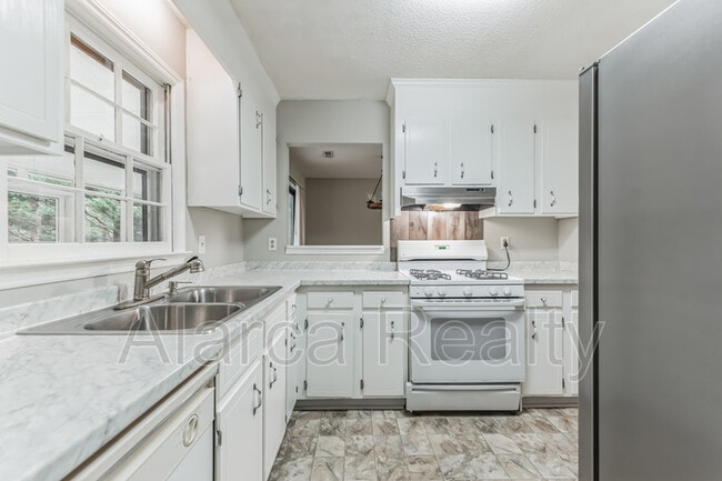 Foto del edificio - 1207Forest Wood Dr