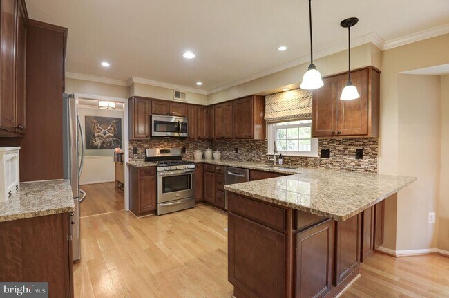 Building Photo - 2652 Oakton Glen Dr