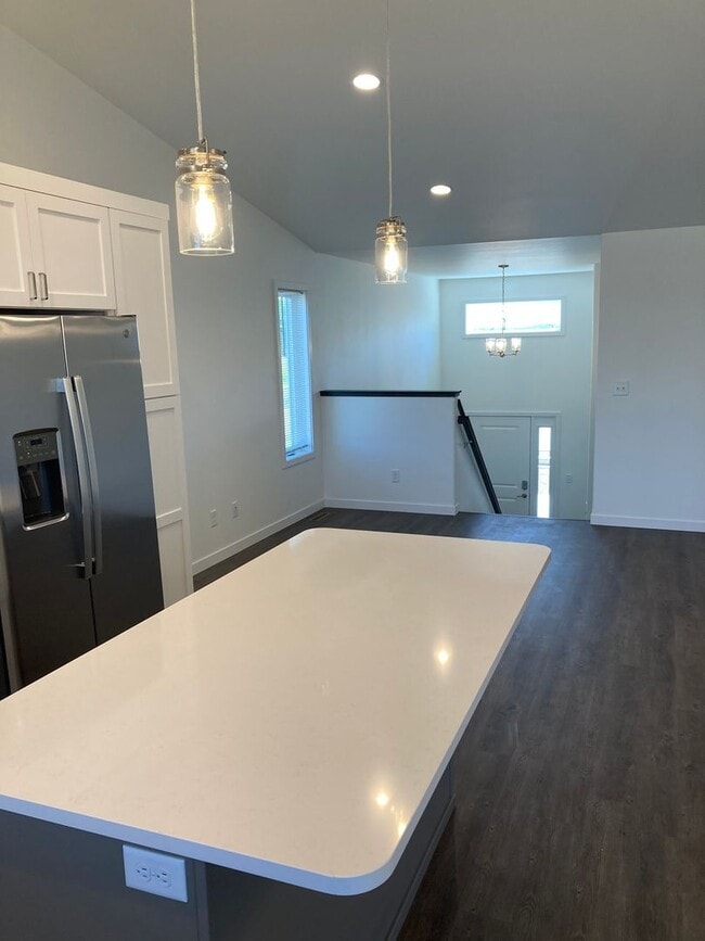 Building Photo - 4 Bed 3 Bath Single Family Home