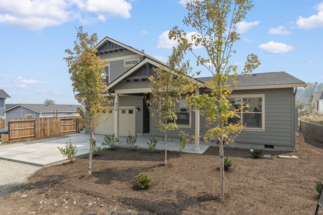 Close to downtown Talent! - 420 Rogue River Pky