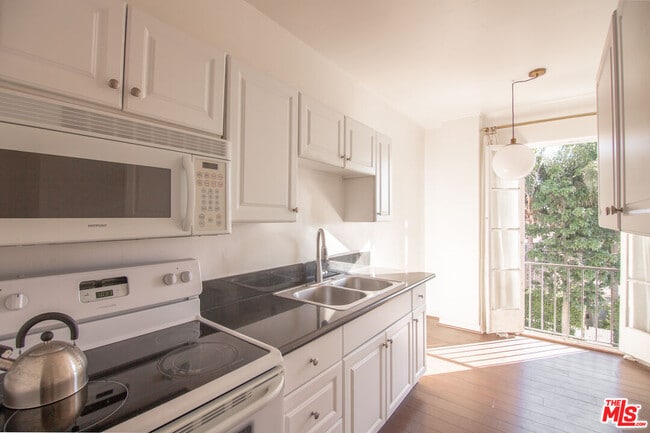 Building Photo - 1201 N Crescent Heights Blvd