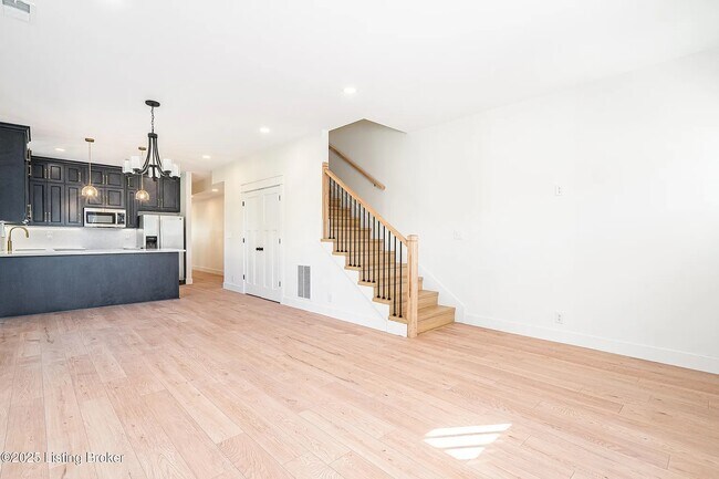 Foto del edificio - 935 E Madison St