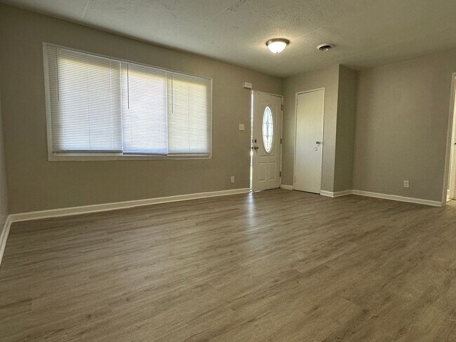 Foto del edificio - Updated 3 bedroom Section 8 Welcome