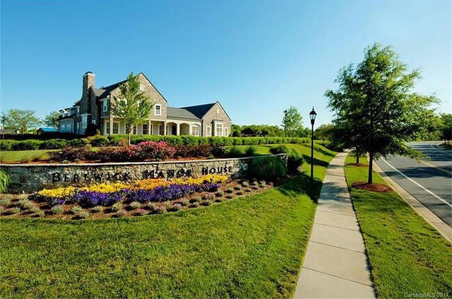 Foto del edificio - Room in Townhome on Glenburn Ln