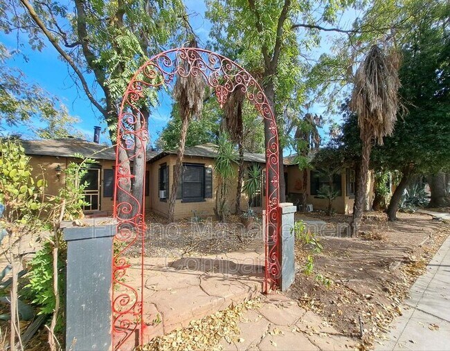 Foto del edificio - 2524-2540 N Maroa Ave