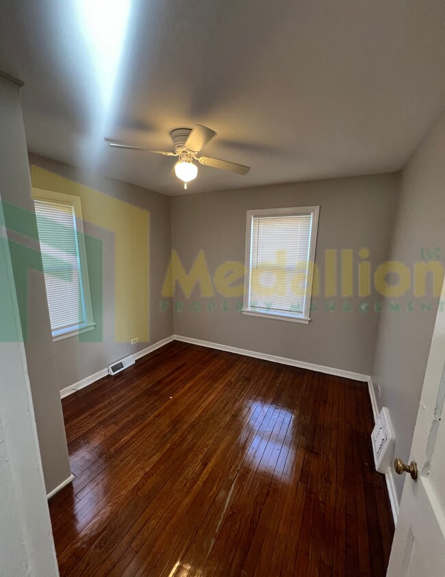 Foto del edificio - Spacious 4-5 Bedroom, 2-Bath Corner Lot Ho...