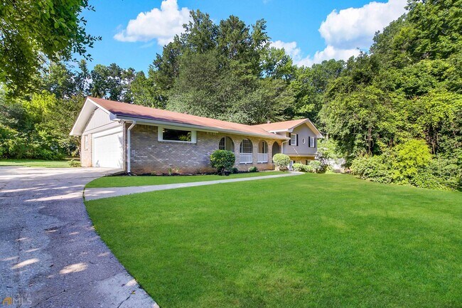 Building Photo - 3138 Beechwood Dr