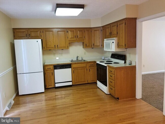 Building Photo - 22418 Greenview Ct