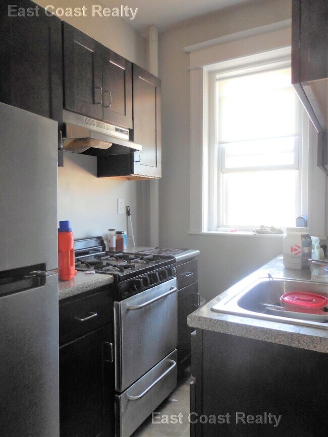 Building Photo - 68 Woodstock Ave