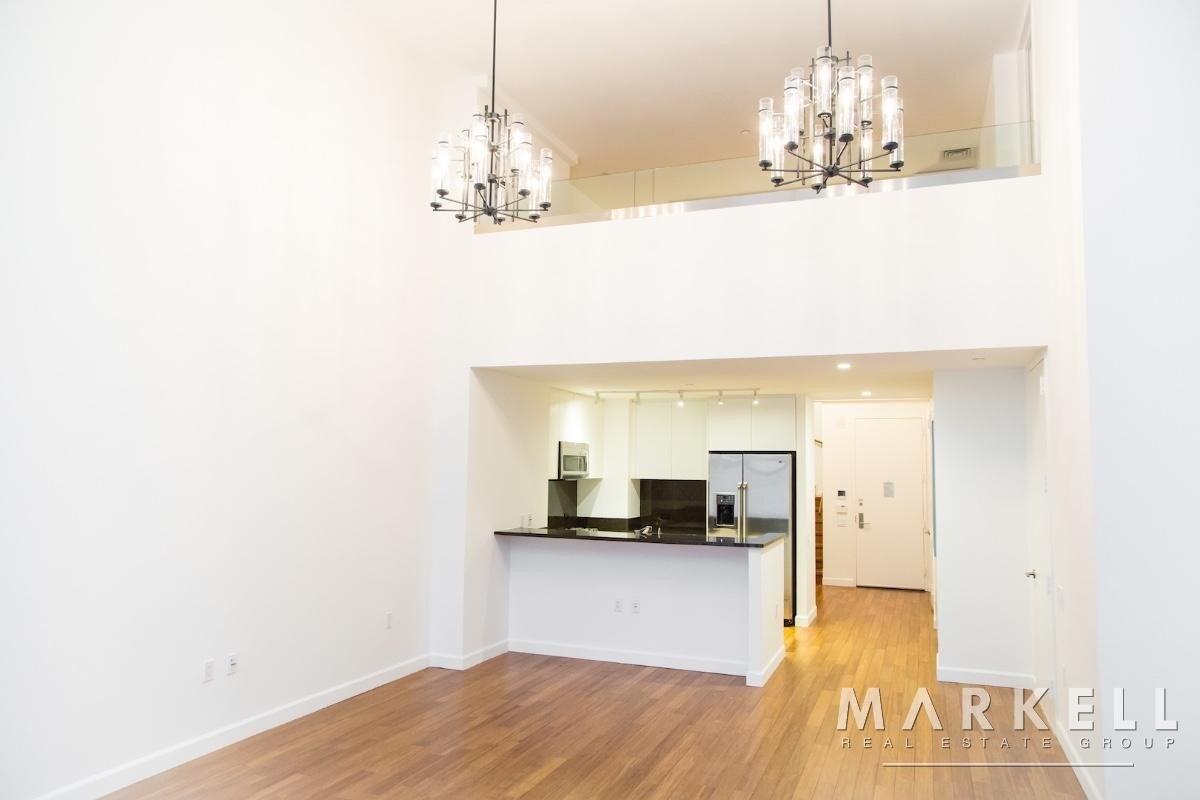 Primary Photo - 329 W 38th St