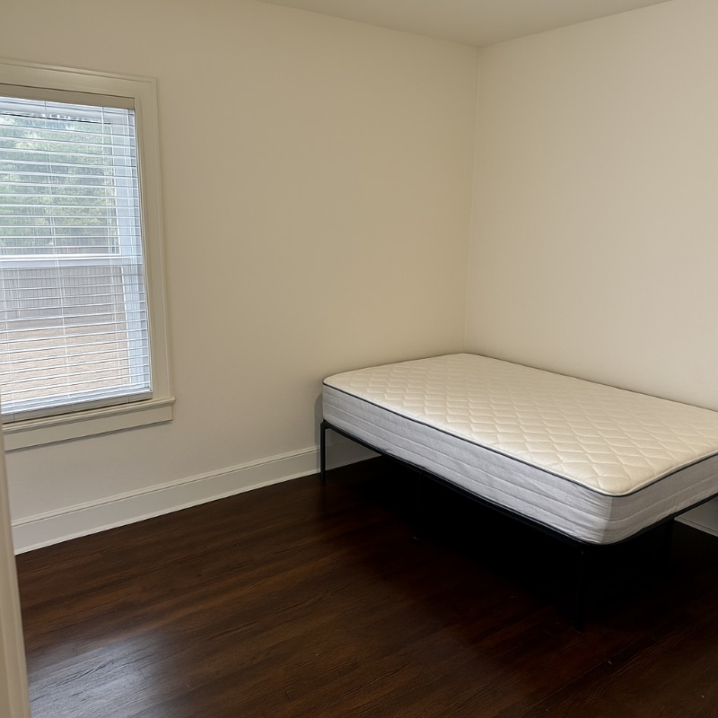Foto principal - 2051 W Summit Ave.