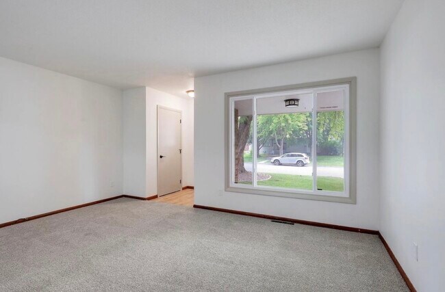 Building Photo - 730 6th Ave S