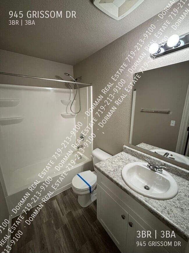 Foto del edificio - 945 Grissom Dr.