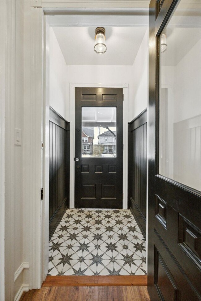 Building Photo - Newly Renovated 4BD/2.5BA Twin in West Che...
