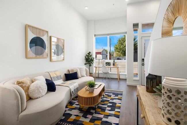 Building Photo - 2Bd/1.75Ba Seattle Condo