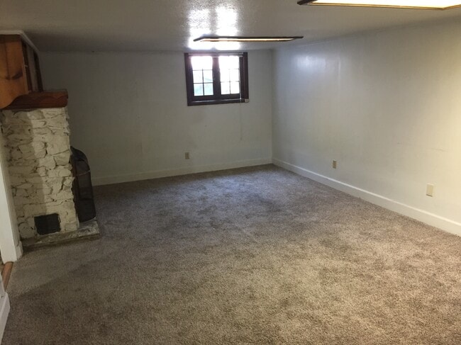 Living Room - West - 903 W Rossi St