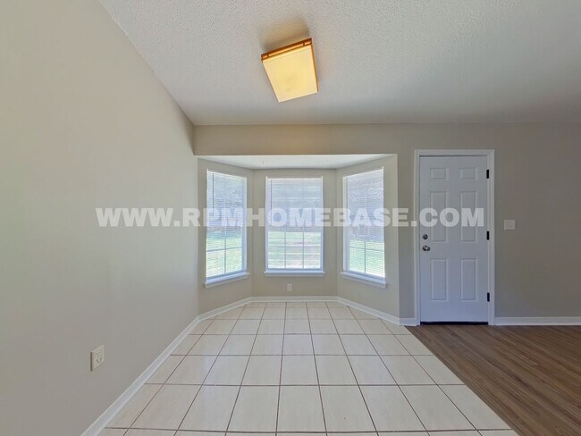 Foto del edificio - Charming & Updated 3BR/2BA plus Flex Room with Massive Privacy-Fenced Backyard