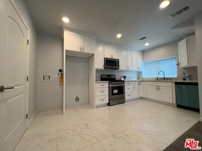 Building Photo - 1529 N Kingsley Dr