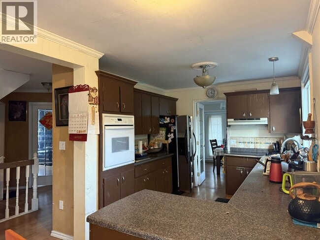 Photo du bâtiment - 5715 Royal Oak Ave