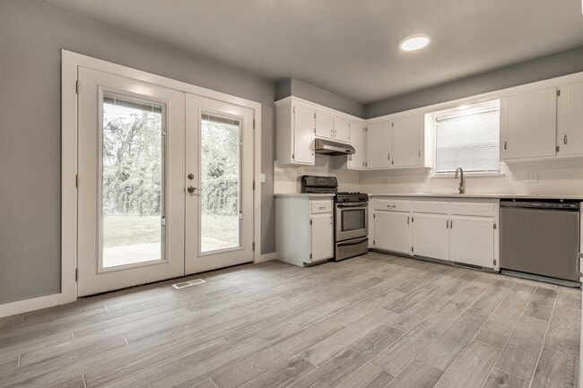 Building Photo - 13817 N Everest Ave