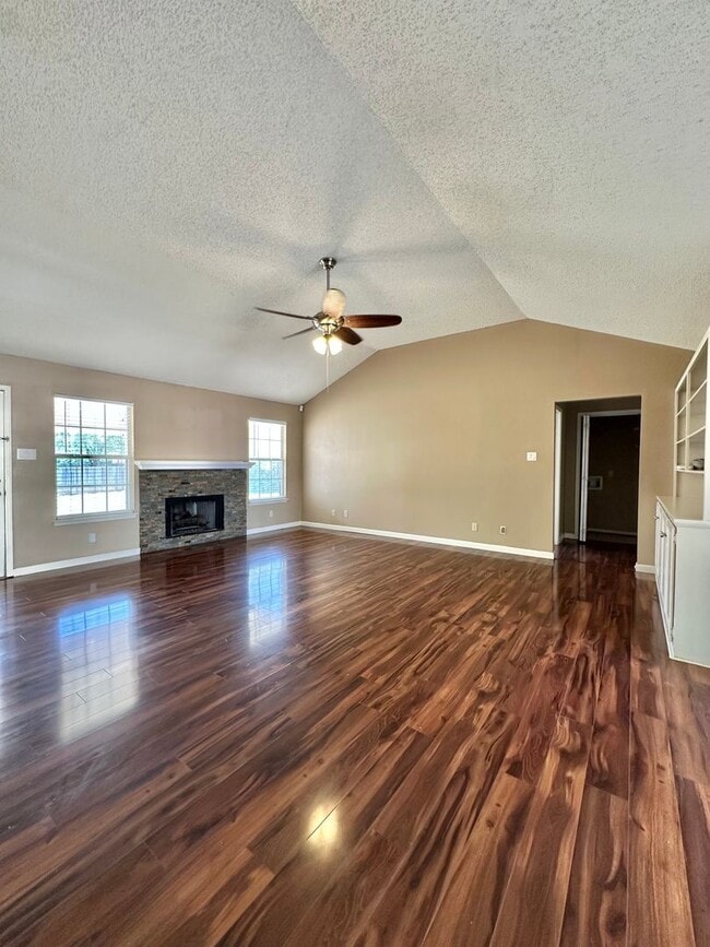 Building Photo - Move in Ready... Charming Home In The Bluf...