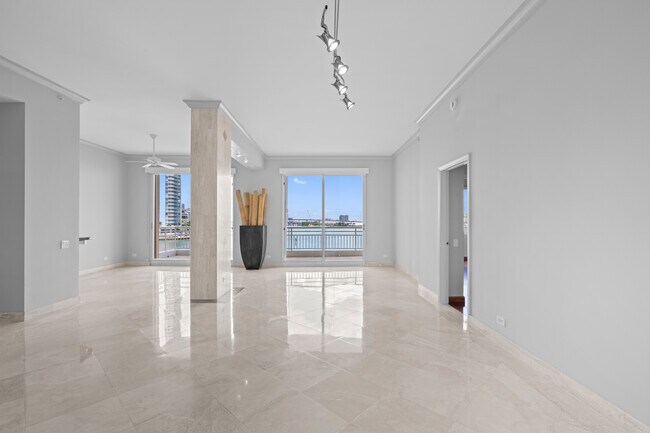 Building Photo - 888 Brickell Key Dr