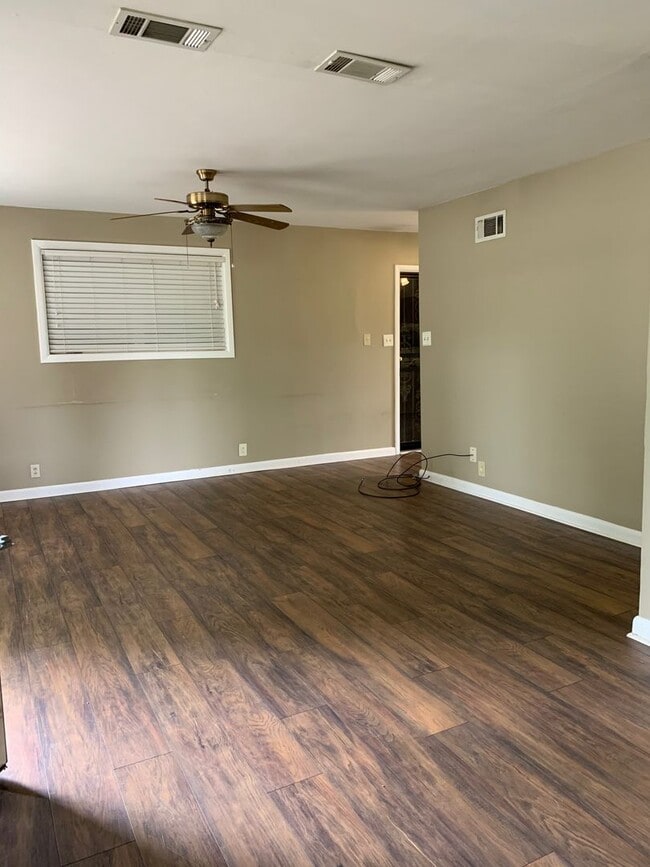Foto del edificio - 2bedroom/1bath all brick home - No HUD