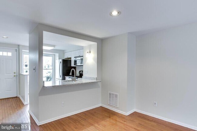 Building Photo - 7 Hawk Run Ct