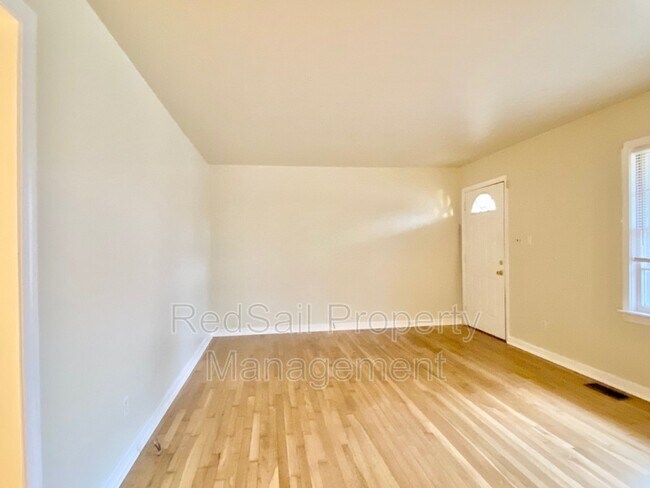 Foto del edificio - 18 Ivy Farms Rd
