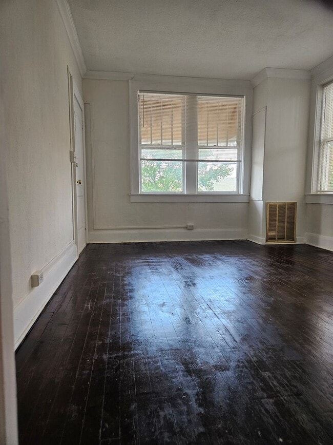 Building Photo - 1 Bed/1 Bath Apartment across from Hillsbo...