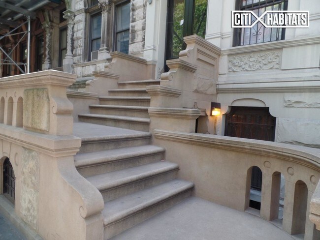 Building Photo - 122 W 74th St