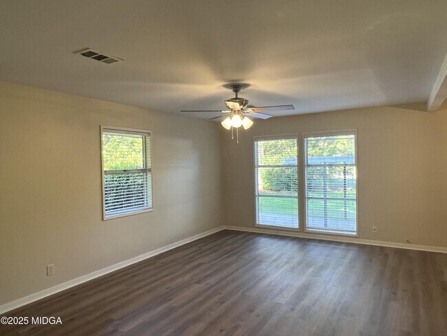 Foto del edificio - 4693 Twin Oak Dr