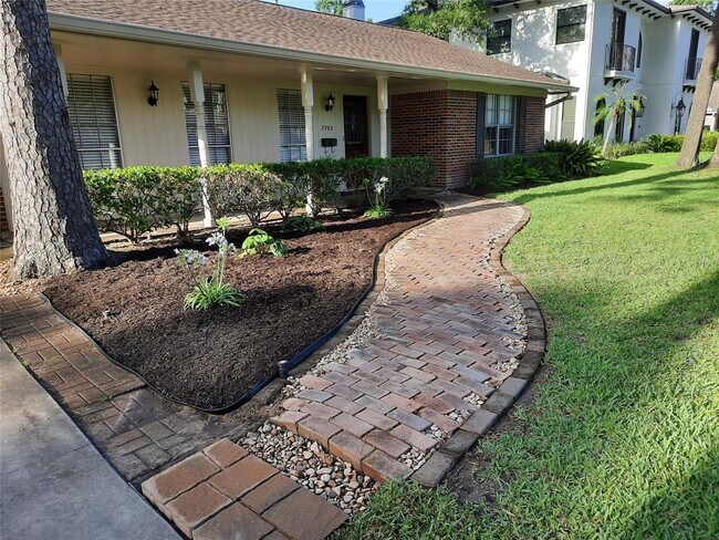 Foto del edificio - 7702 Betty Jane Ln