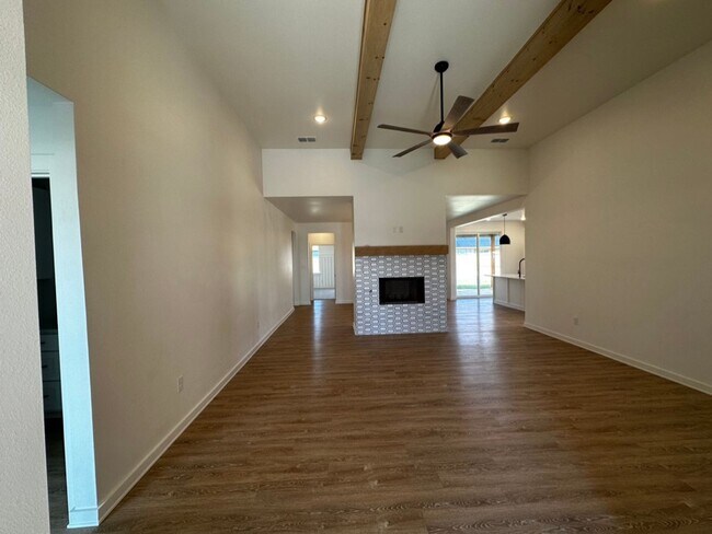 Building Photo - Stunning 3 Bedroom in Friendship - Pre lea...