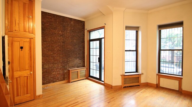 Building Photo - 302 W 90th St