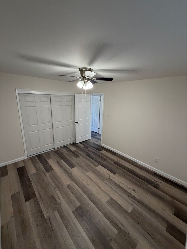 Foto del edificio - Recently Renovated 2BD/1BA Triplex Unit - Conveniently Located!