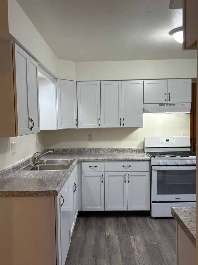 Foto del edificio - Immaculate Updated 3 Bedroom one 1 Bath with Garage