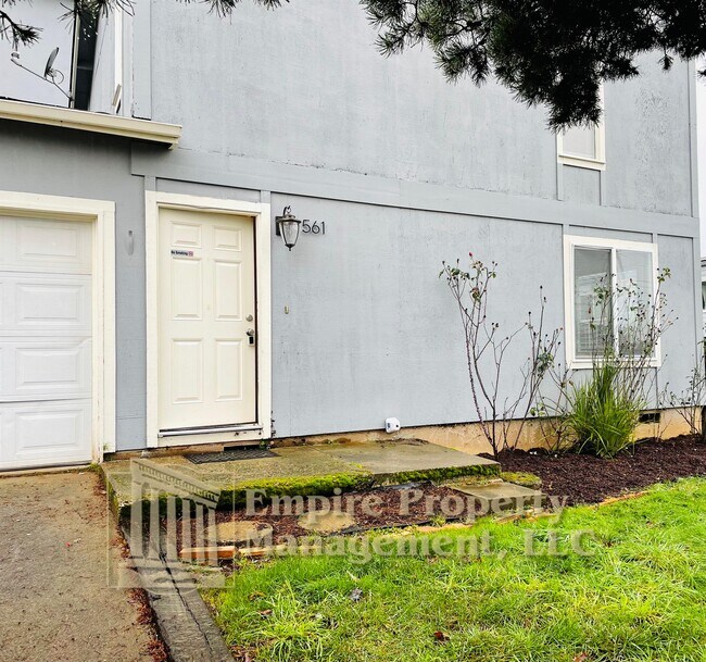Foto del edificio - 561 Holbrook Ln