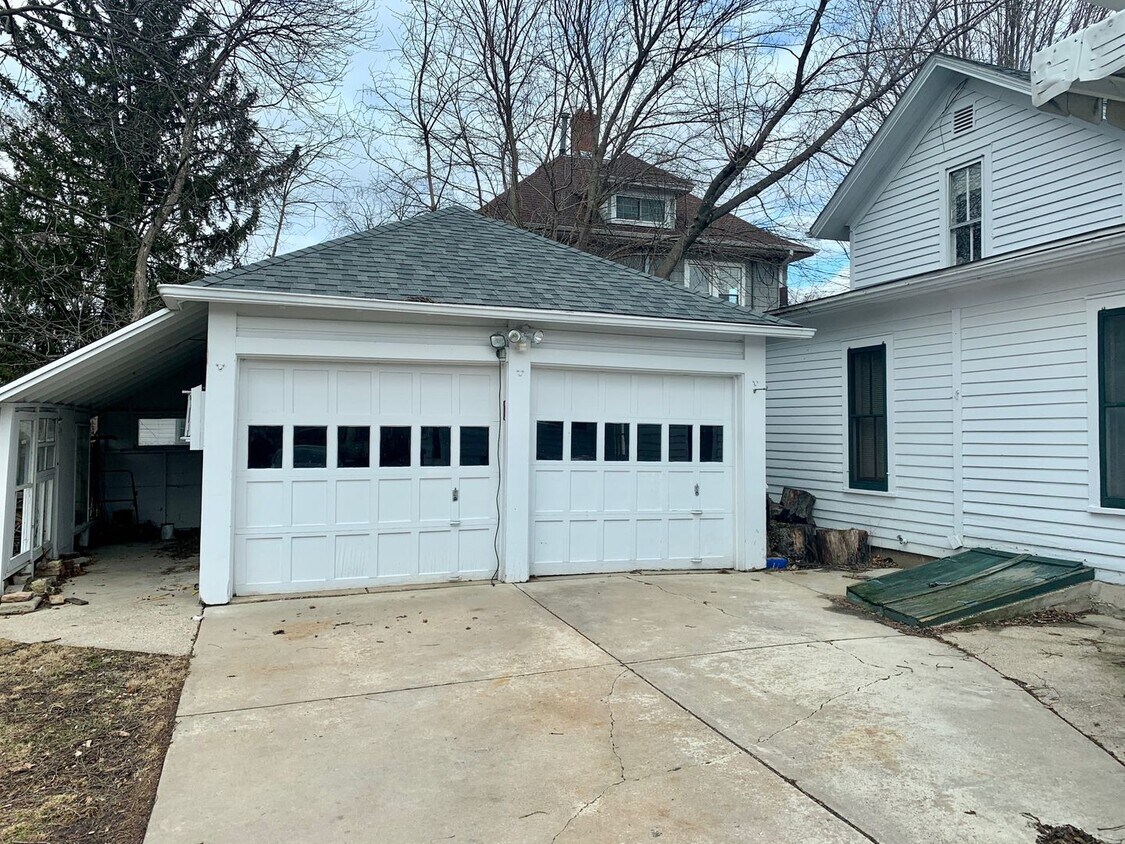 Primary Photo - FREE JANUARY RENT!! Pet Friendly 3 Bedroom...